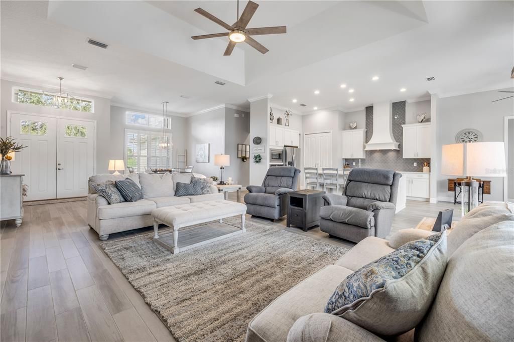 合同活跃: $925,000 (4 贝兹, 2 浴室, 2502 平方英尺)