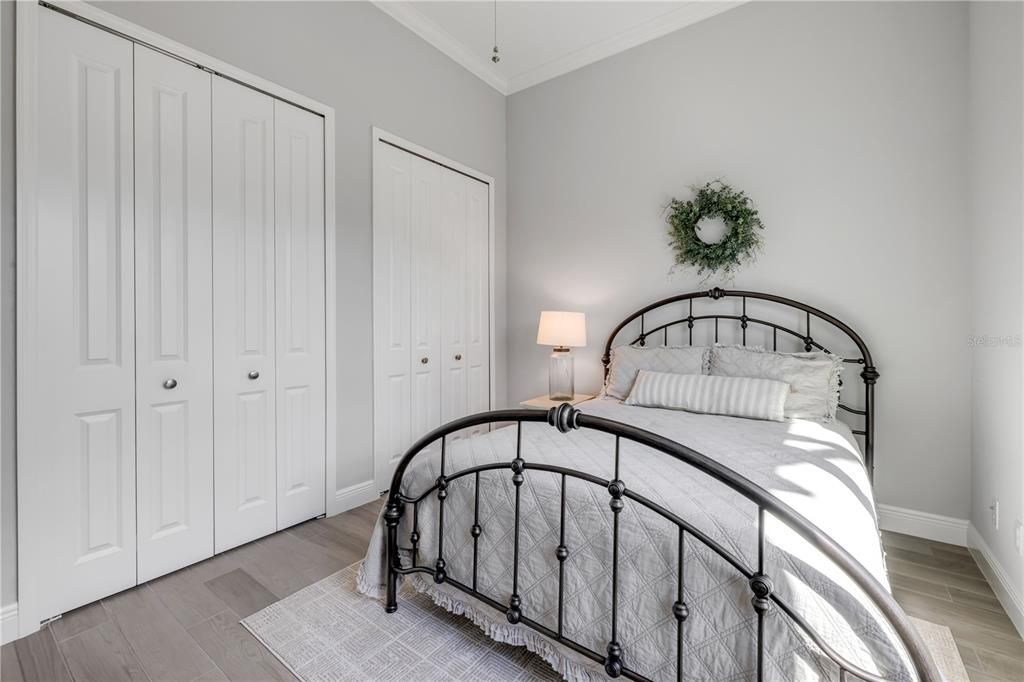 合同活跃: $925,000 (4 贝兹, 2 浴室, 2502 平方英尺)