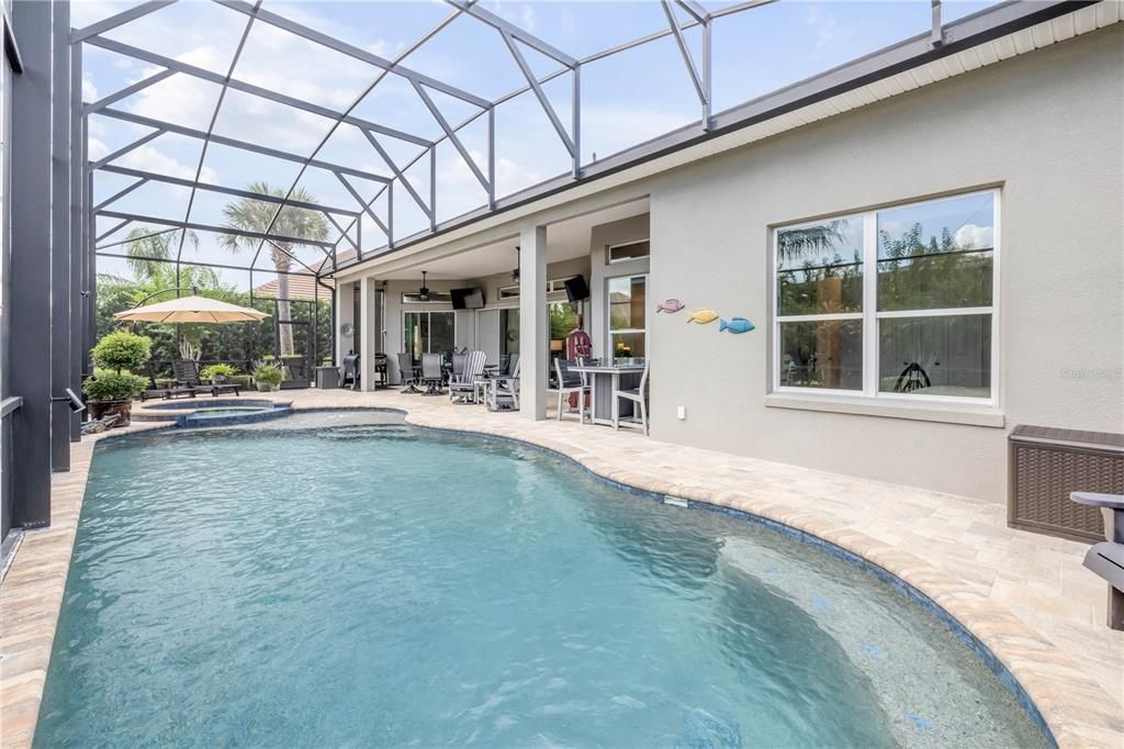 合同活跃: $925,000 (4 贝兹, 2 浴室, 2502 平方英尺)