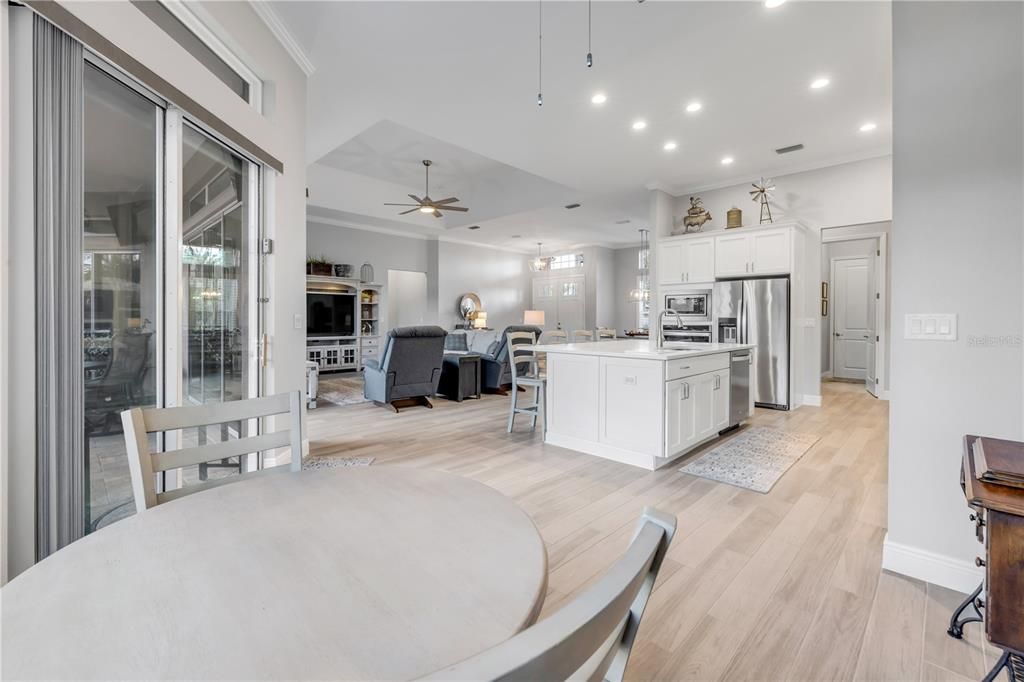 合同活跃: $925,000 (4 贝兹, 2 浴室, 2502 平方英尺)