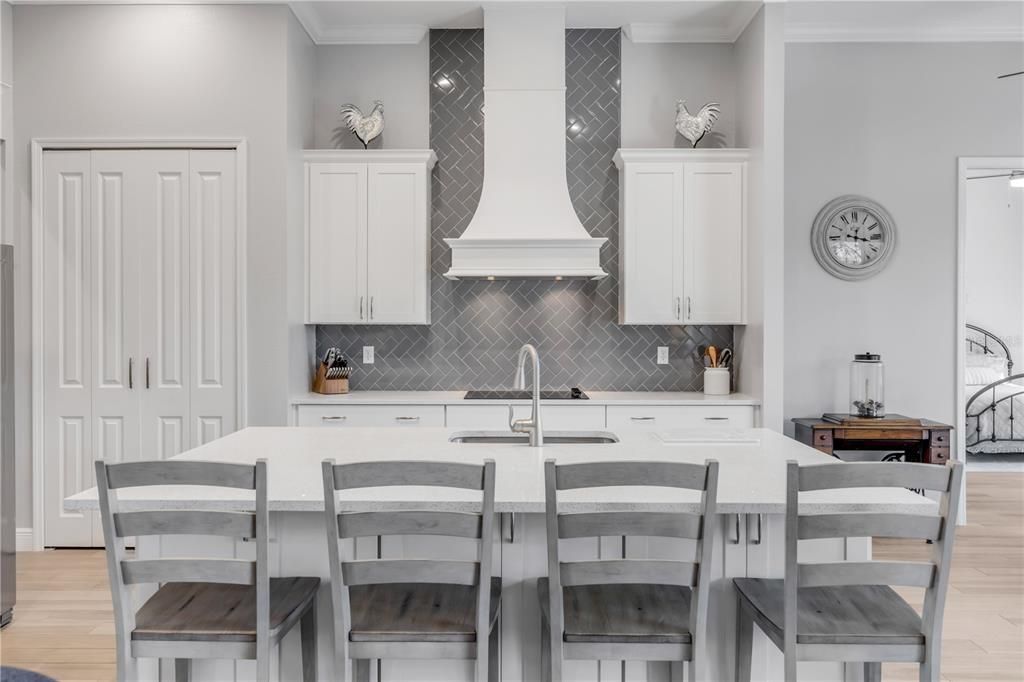 合同活跃: $925,000 (4 贝兹, 2 浴室, 2502 平方英尺)