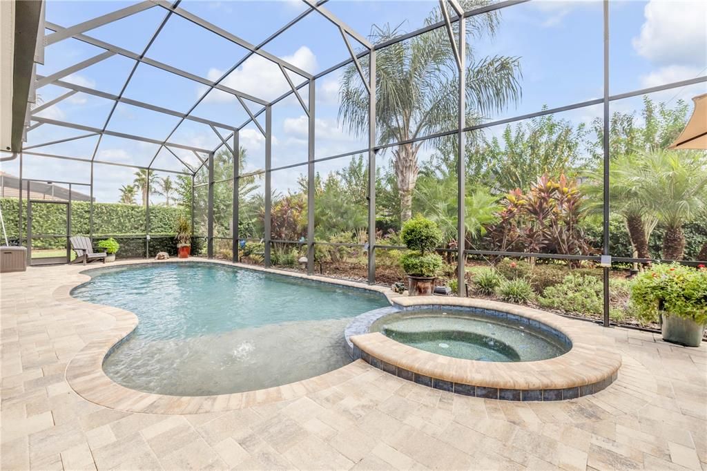 合同活跃: $925,000 (4 贝兹, 2 浴室, 2502 平方英尺)