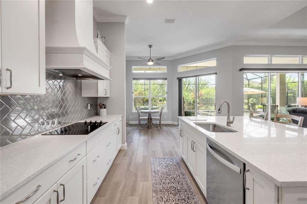 合同活跃: $925,000 (4 贝兹, 2 浴室, 2502 平方英尺)