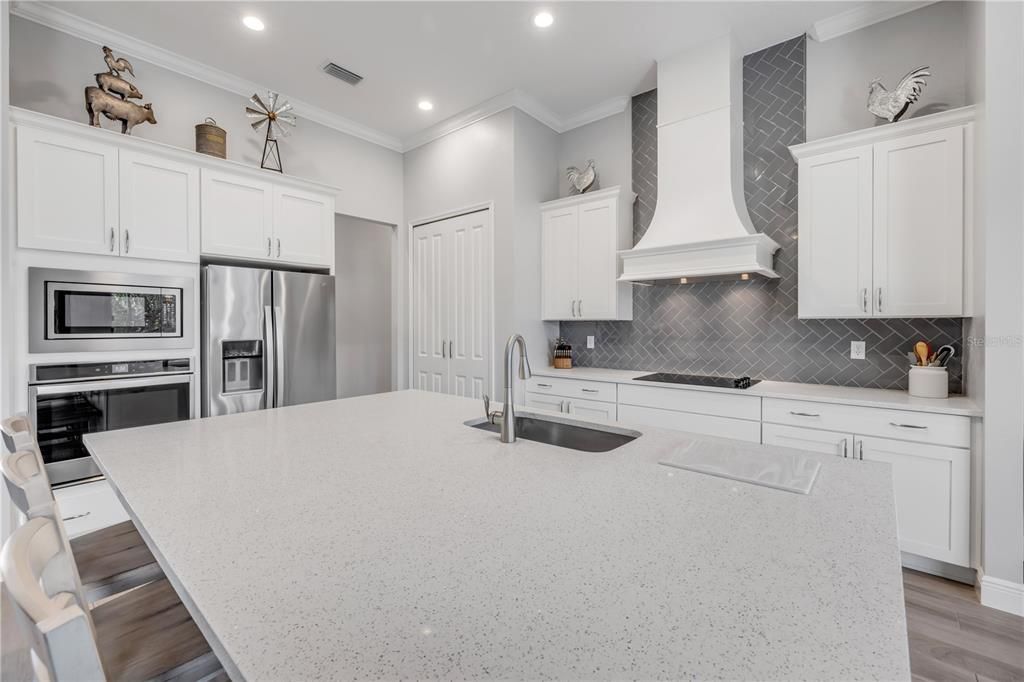 合同活跃: $925,000 (4 贝兹, 2 浴室, 2502 平方英尺)