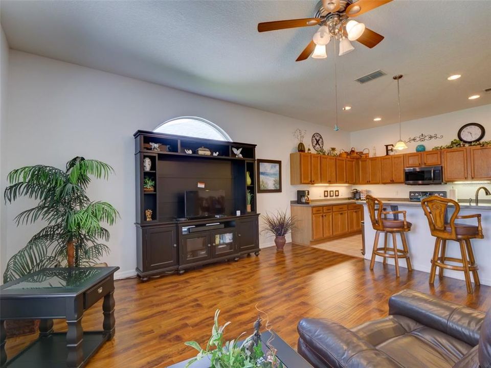 Activo con contrato: $369,000 (2 camas, 2 baños, 2489 Pies cuadrados)