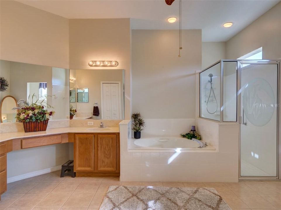 Activo con contrato: $369,000 (2 camas, 2 baños, 2489 Pies cuadrados)