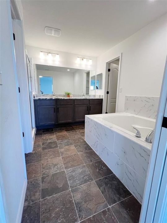 待售: $279,000 (4 贝兹, 2 浴室, 1965 平方英尺)