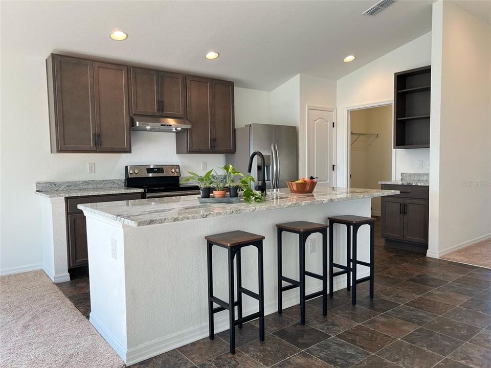 待售: $279,000 (4 贝兹, 2 浴室, 1965 平方英尺)