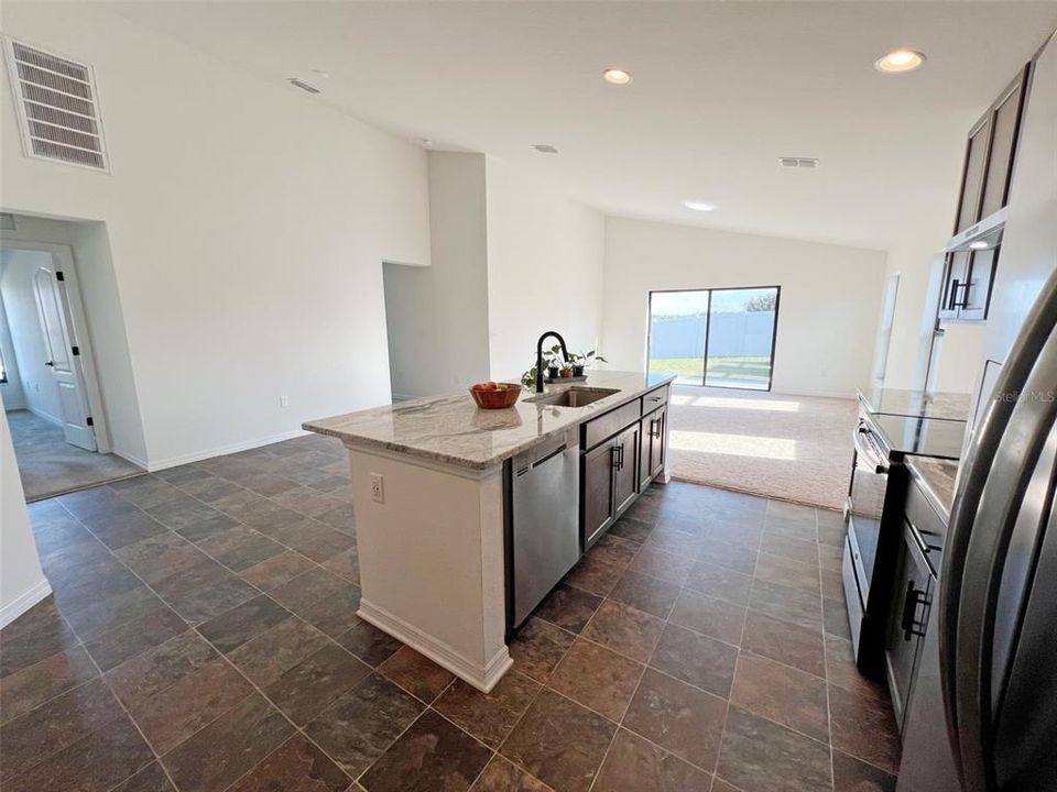 待售: $279,000 (4 贝兹, 2 浴室, 1965 平方英尺)