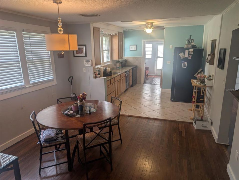 待售: $299,990 (3 贝兹, 2 浴室, 1402 平方英尺)