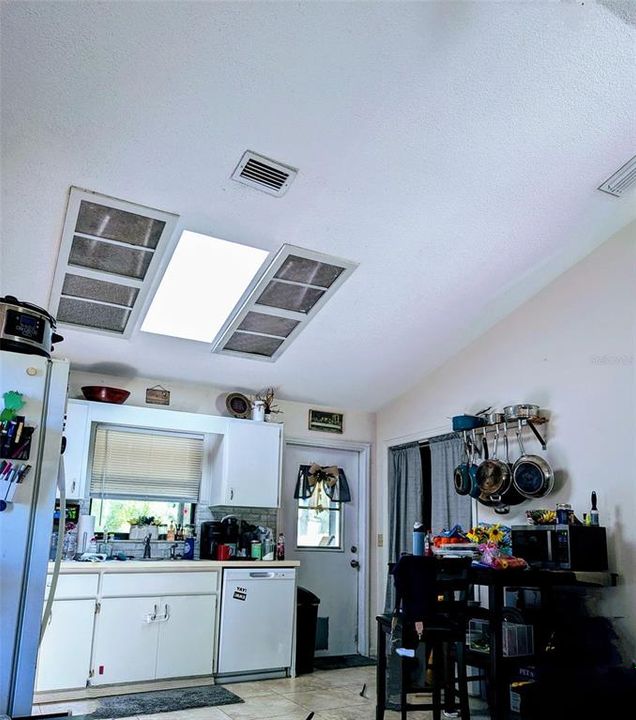 На продажу: $154,900 (2 спален, 1 ванн, 810 Квадратных фут)