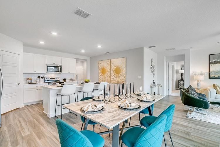 合同活跃: $409,990 (4 贝兹, 2 浴室, 1828 平方英尺)