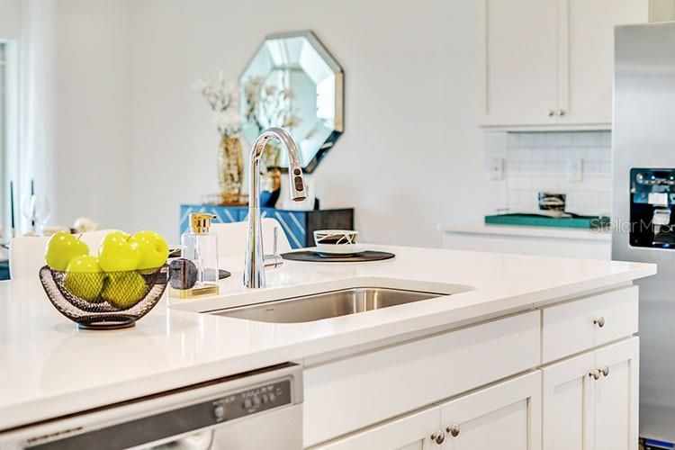 合同活跃: $409,990 (4 贝兹, 2 浴室, 1828 平方英尺)