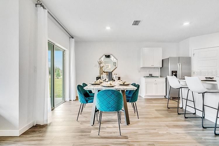 合同活跃: $409,990 (4 贝兹, 2 浴室, 1828 平方英尺)