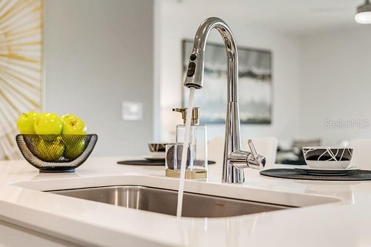 合同活跃: $409,990 (4 贝兹, 2 浴室, 1828 平方英尺)