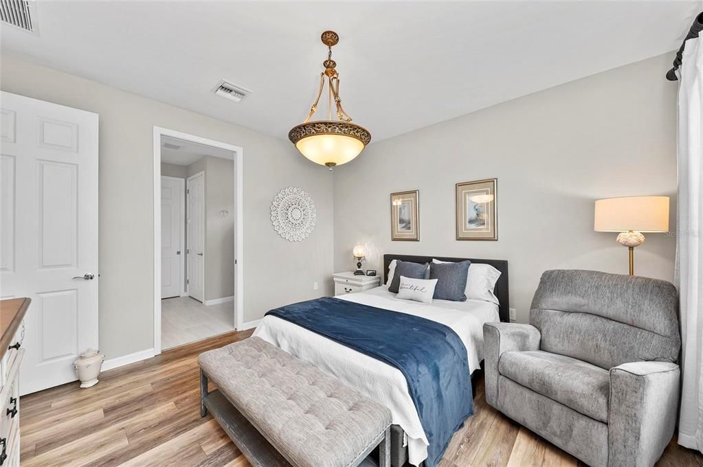 合同活跃: $439,000 (2 贝兹, 2 浴室, 1575 平方英尺)