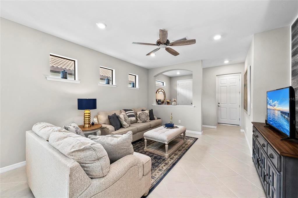 合同活跃: $439,000 (2 贝兹, 2 浴室, 1575 平方英尺)