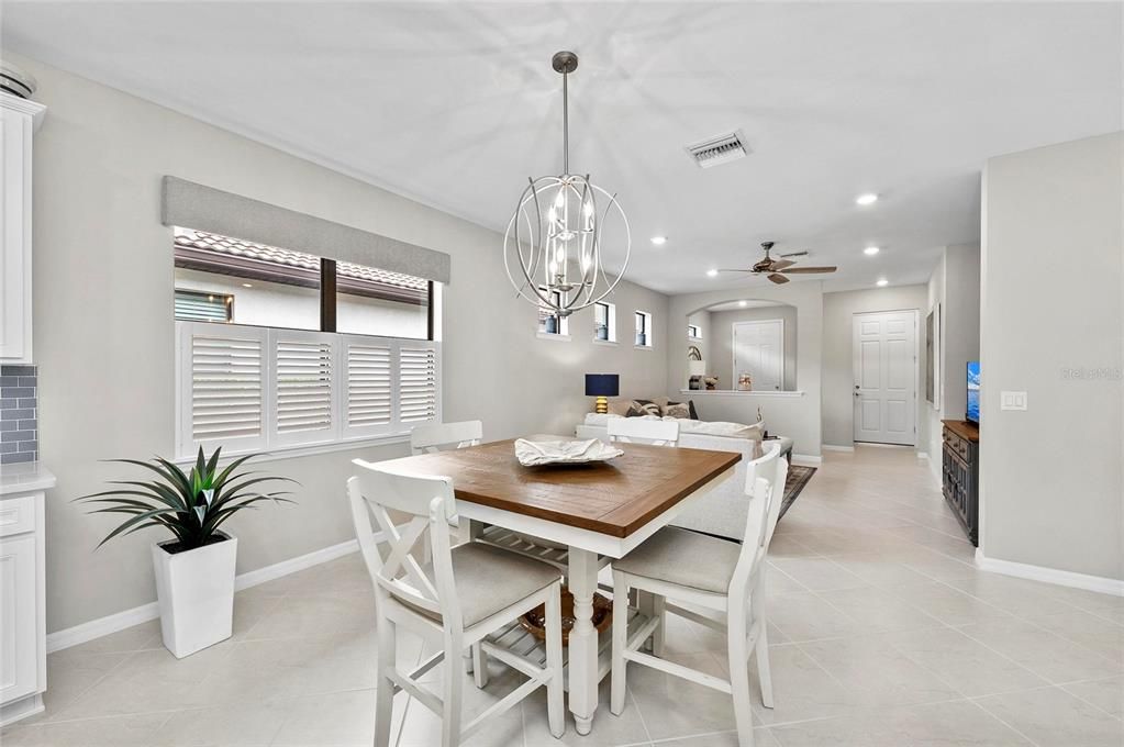 合同活跃: $439,000 (2 贝兹, 2 浴室, 1575 平方英尺)