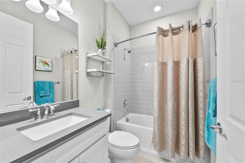 合同活跃: $439,000 (2 贝兹, 2 浴室, 1575 平方英尺)