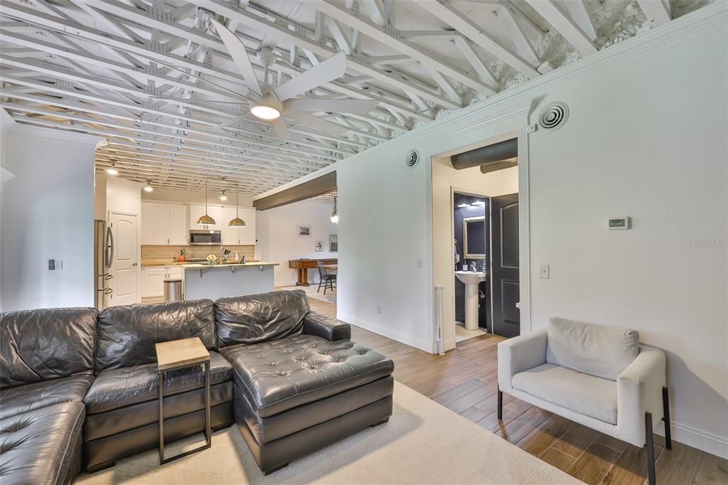 Под контрактом: $524,900 (3 спален, 2 ванн, 2143 Квадратных фут)