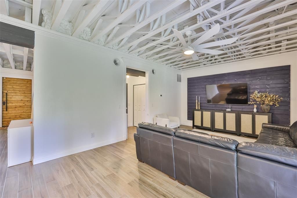 Под контрактом: $524,900 (3 спален, 2 ванн, 2143 Квадратных фут)