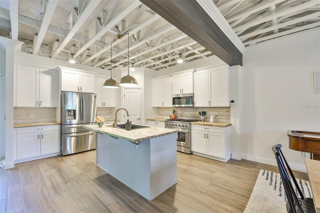 Под контрактом: $524,900 (3 спален, 2 ванн, 2143 Квадратных фут)