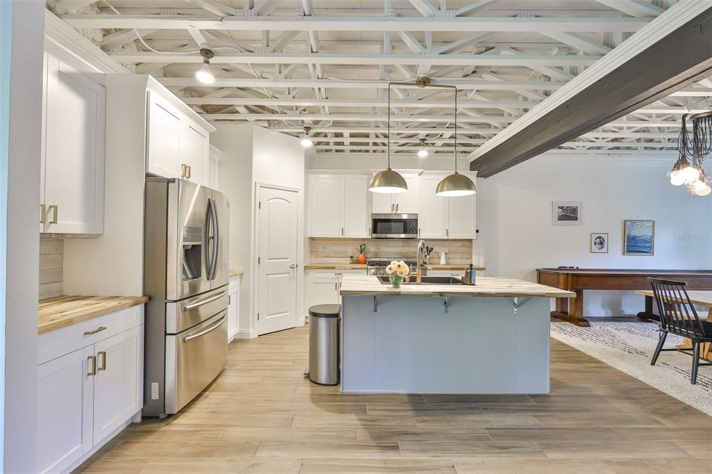 Под контрактом: $524,900 (3 спален, 2 ванн, 2143 Квадратных фут)