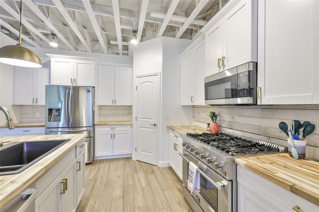 Под контрактом: $524,900 (3 спален, 2 ванн, 2143 Квадратных фут)