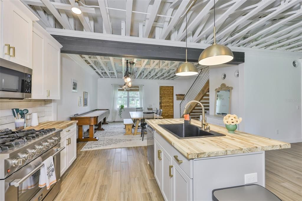 Под контрактом: $524,900 (3 спален, 2 ванн, 2143 Квадратных фут)