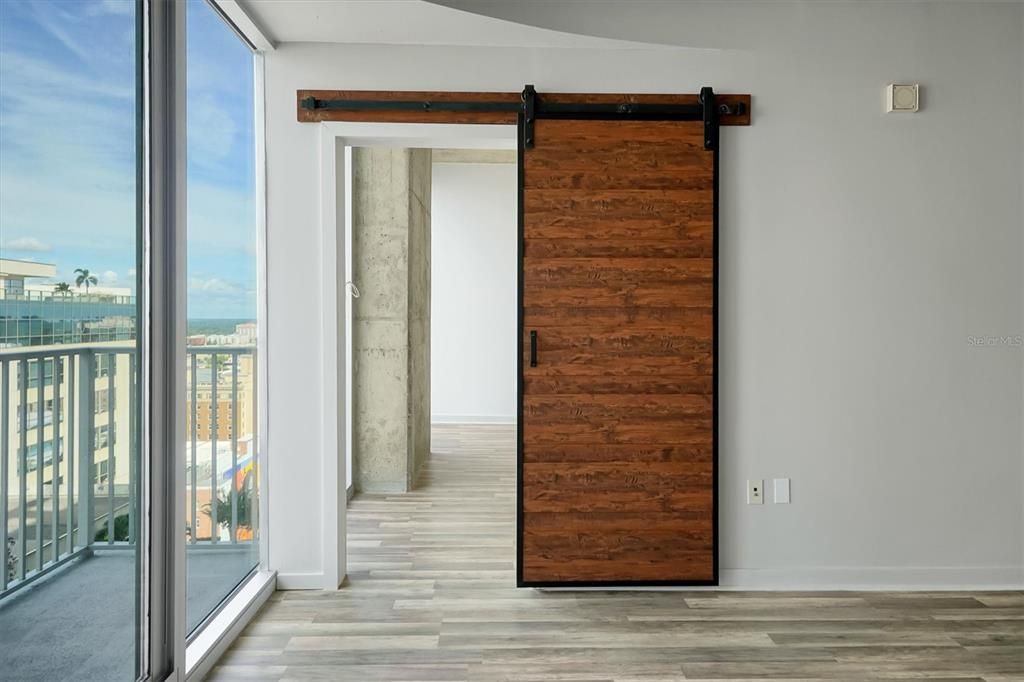 For Sale: $219,999 (1 beds, 1 baths, 715 Square Feet)