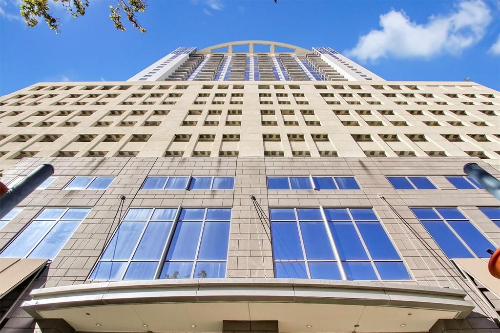 For Sale: $219,999 (1 beds, 1 baths, 715 Square Feet)