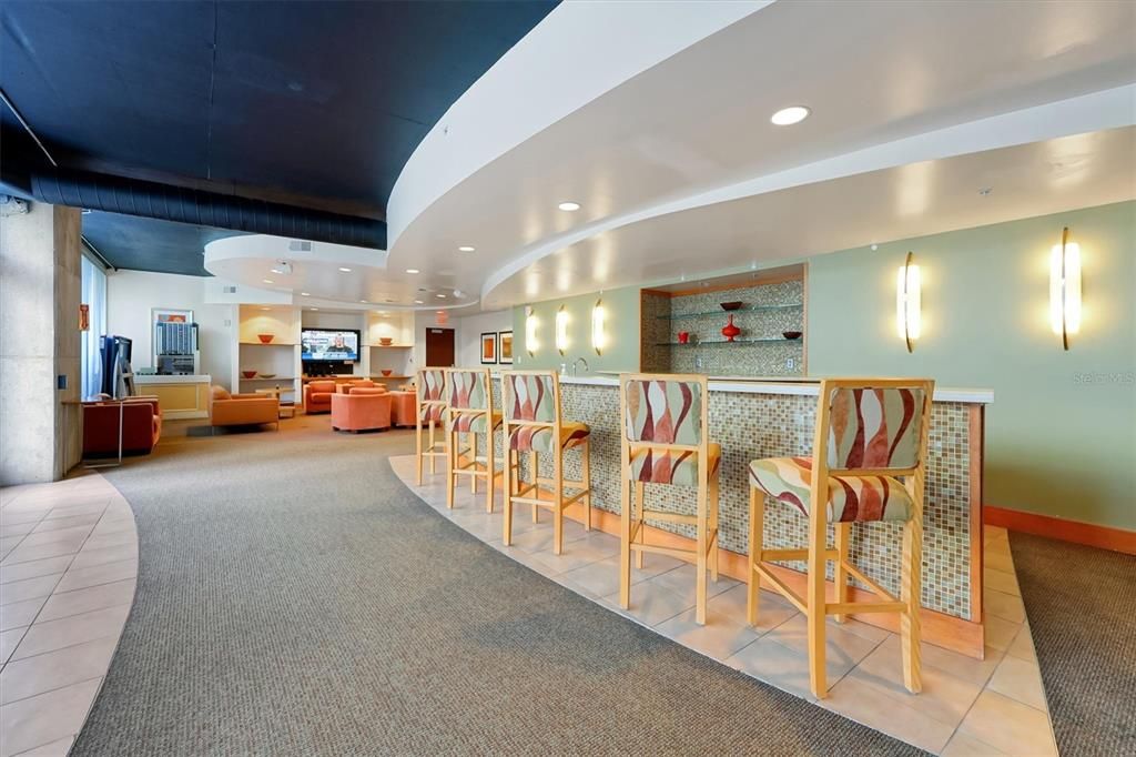 For Sale: $219,999 (1 beds, 1 baths, 715 Square Feet)