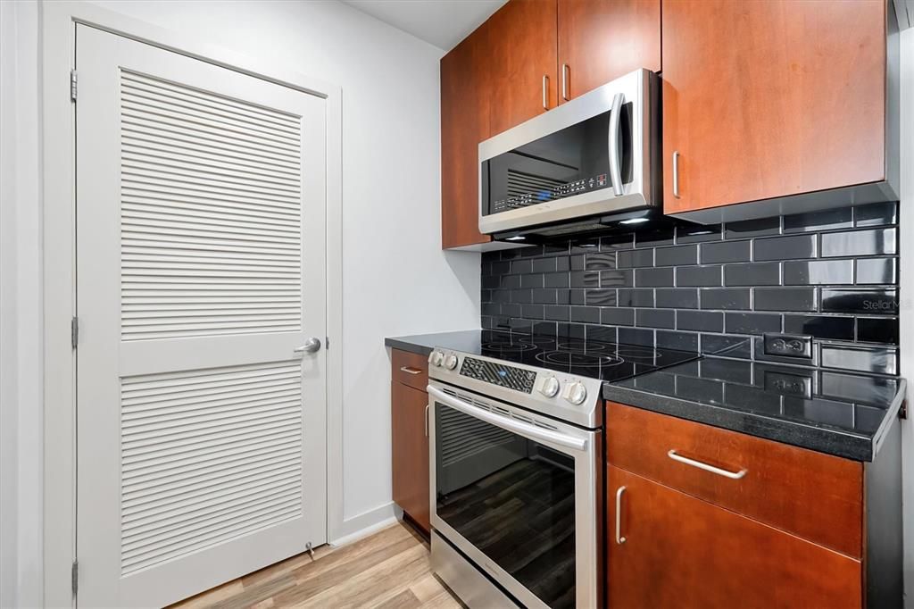 For Sale: $219,999 (1 beds, 1 baths, 715 Square Feet)