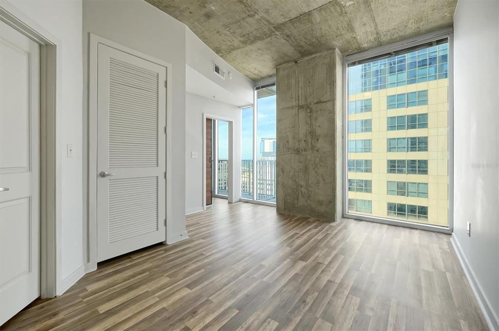 For Sale: $219,999 (1 beds, 1 baths, 715 Square Feet)