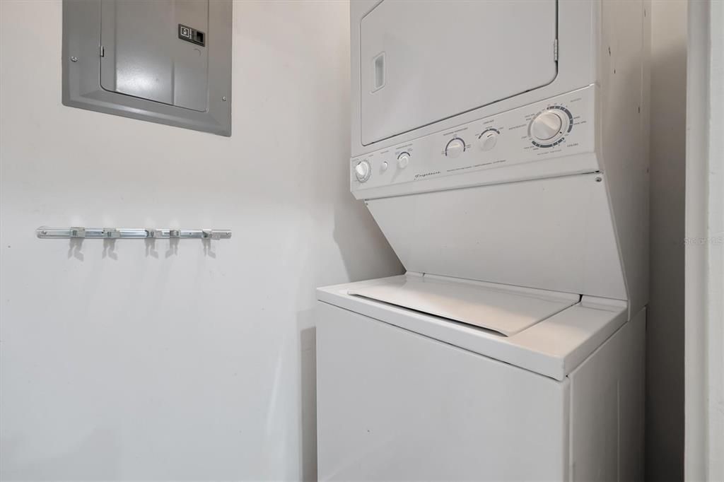 For Sale: $219,999 (1 beds, 1 baths, 715 Square Feet)