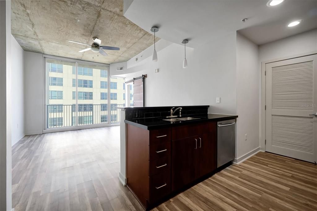 For Sale: $219,999 (1 beds, 1 baths, 715 Square Feet)