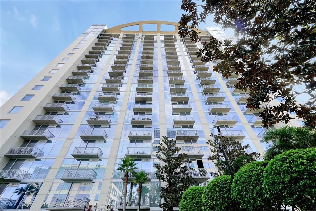 For Sale: $219,999 (1 beds, 1 baths, 715 Square Feet)