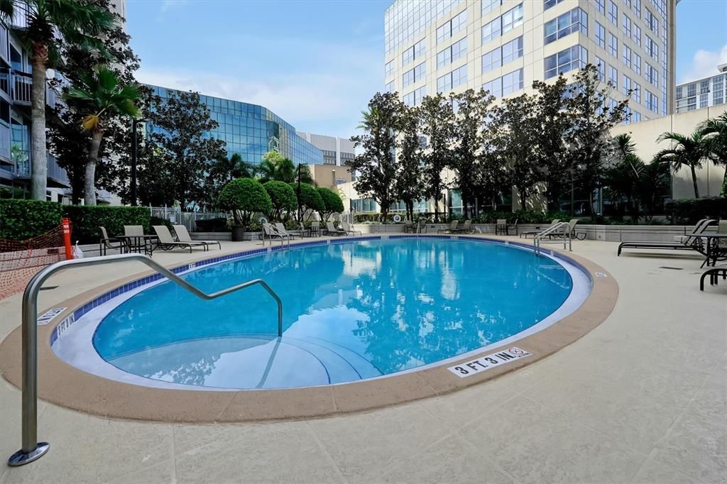 For Sale: $219,999 (1 beds, 1 baths, 715 Square Feet)