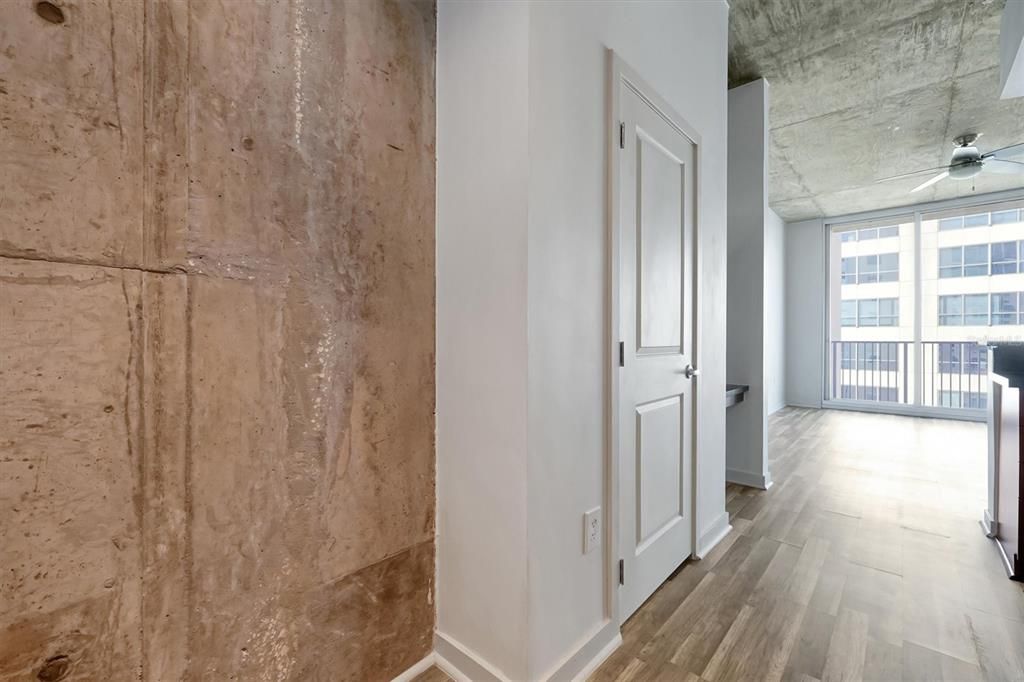 For Sale: $219,999 (1 beds, 1 baths, 715 Square Feet)