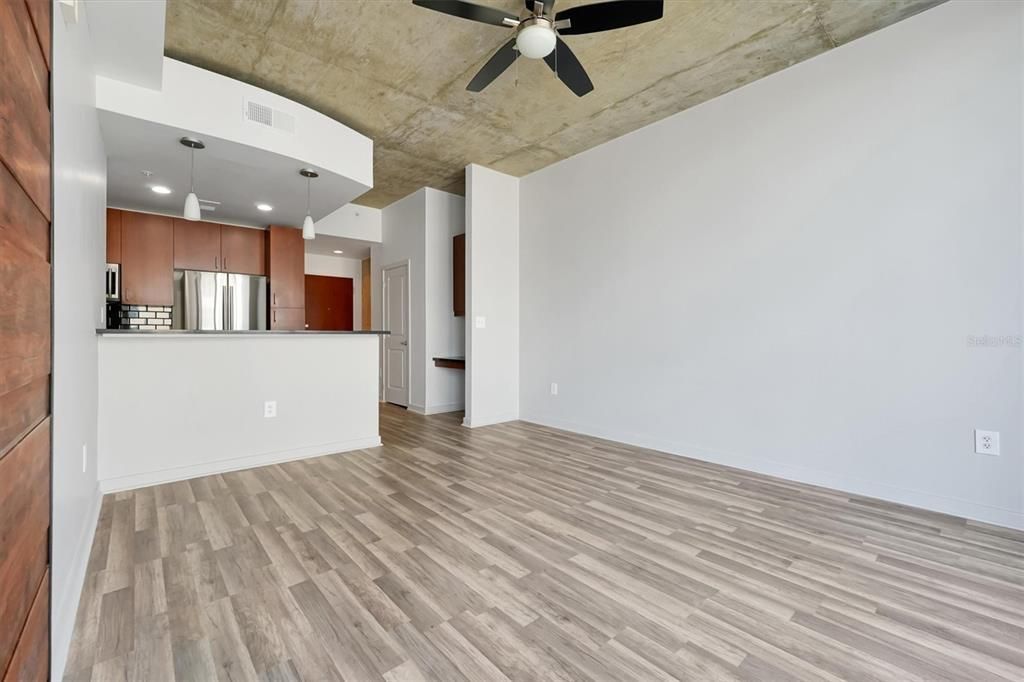 For Sale: $219,999 (1 beds, 1 baths, 715 Square Feet)