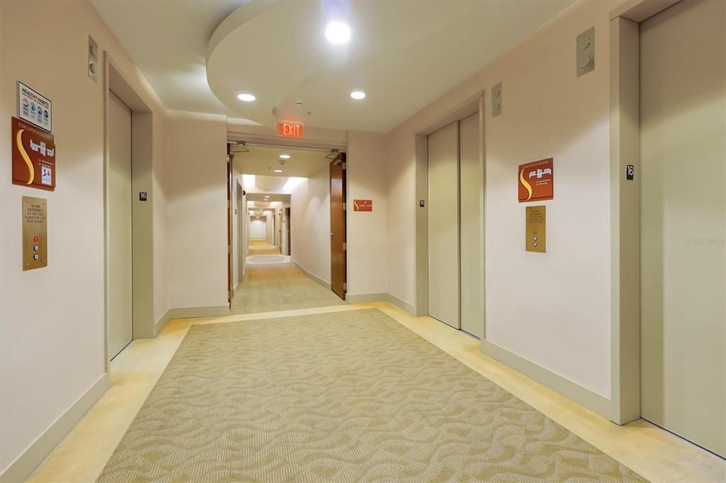 For Sale: $219,999 (1 beds, 1 baths, 715 Square Feet)