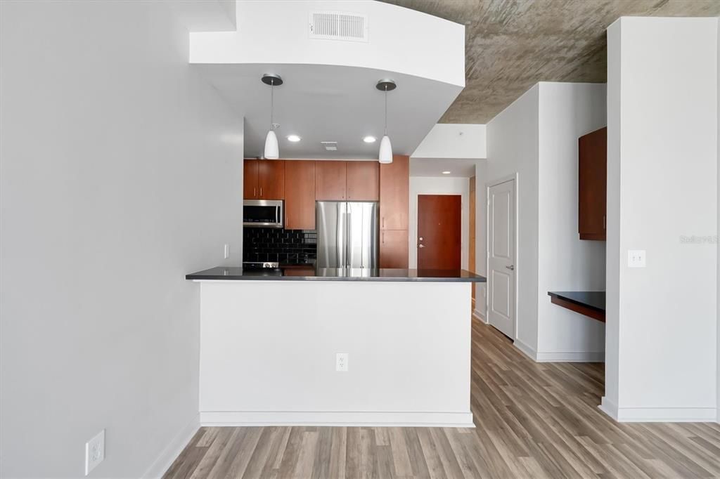 For Sale: $219,999 (1 beds, 1 baths, 715 Square Feet)
