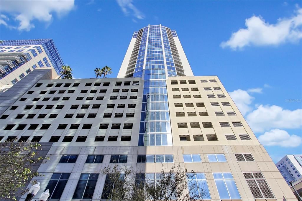 For Sale: $219,999 (1 beds, 1 baths, 715 Square Feet)