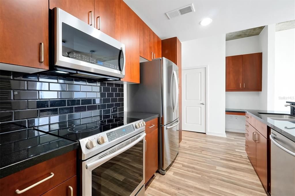 For Sale: $219,999 (1 beds, 1 baths, 715 Square Feet)