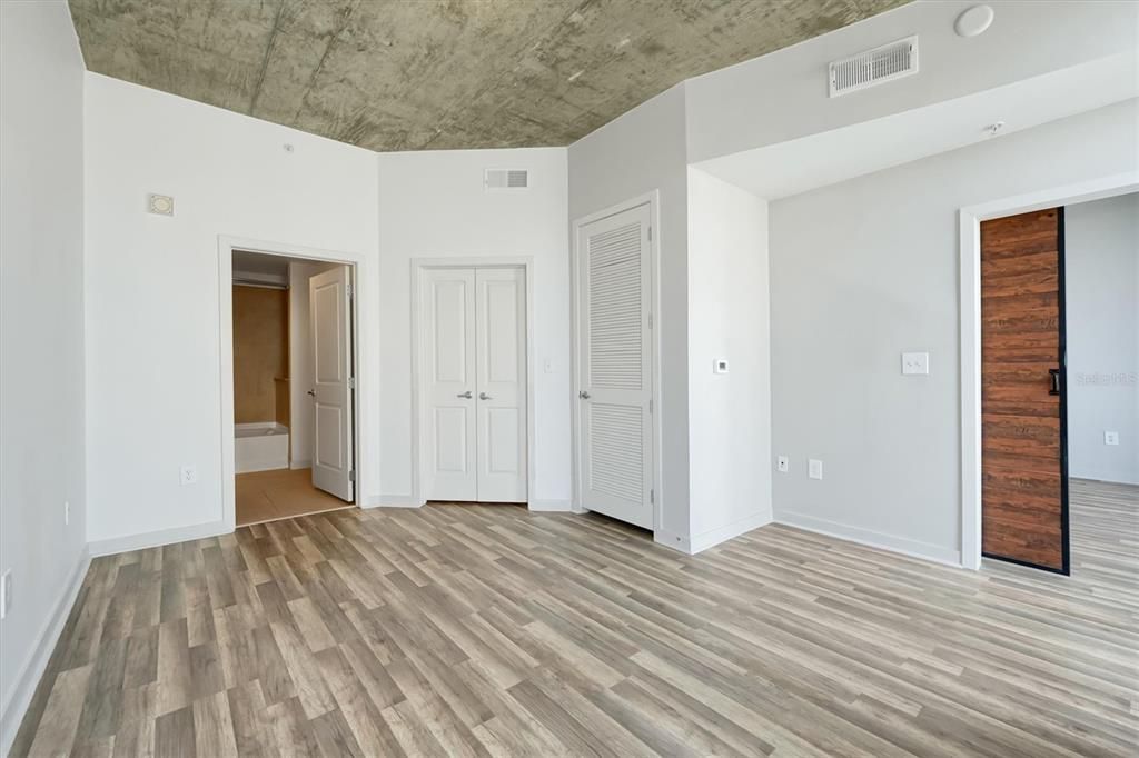 For Sale: $219,999 (1 beds, 1 baths, 715 Square Feet)