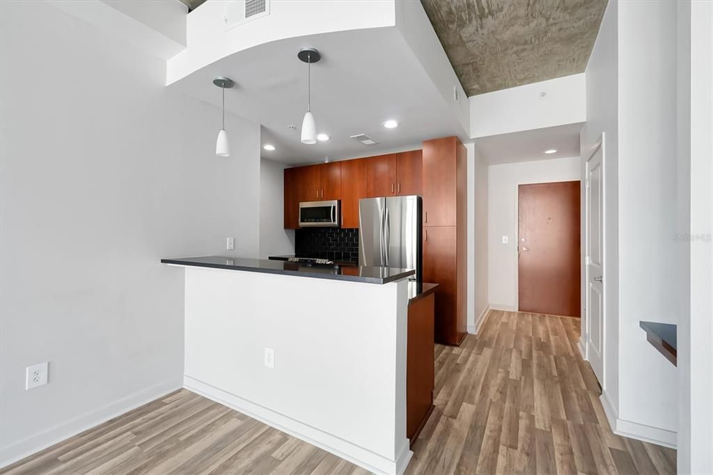 For Sale: $219,999 (1 beds, 1 baths, 715 Square Feet)