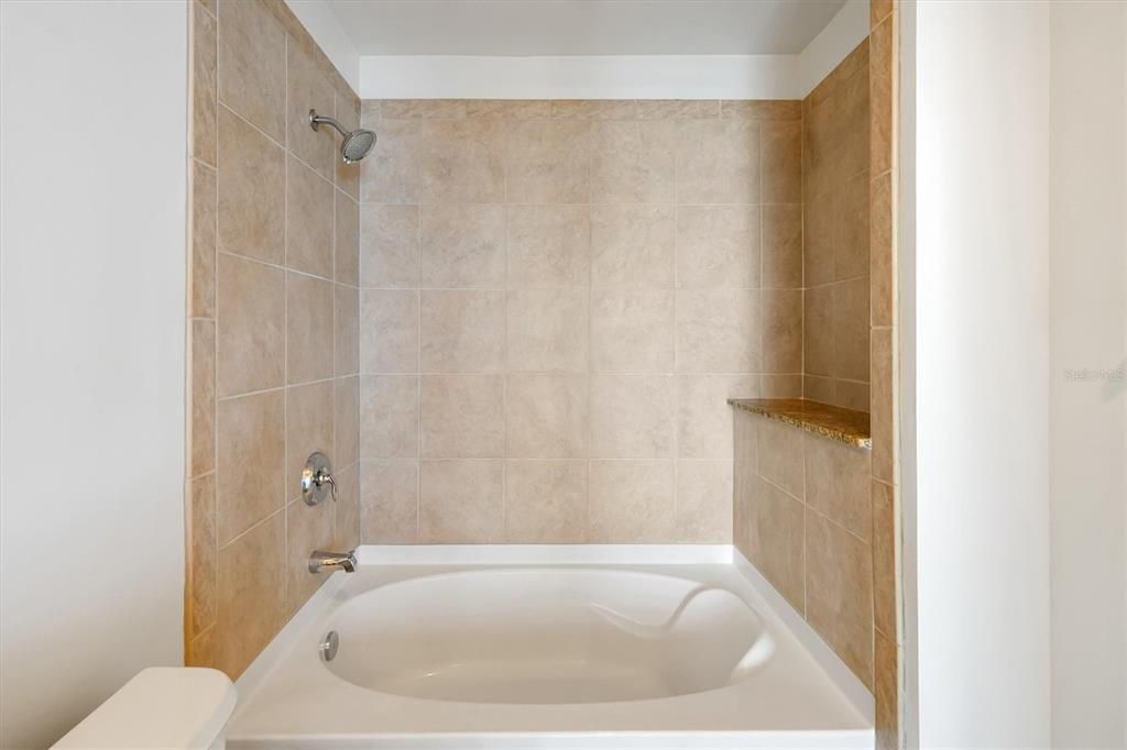 For Sale: $219,999 (1 beds, 1 baths, 715 Square Feet)