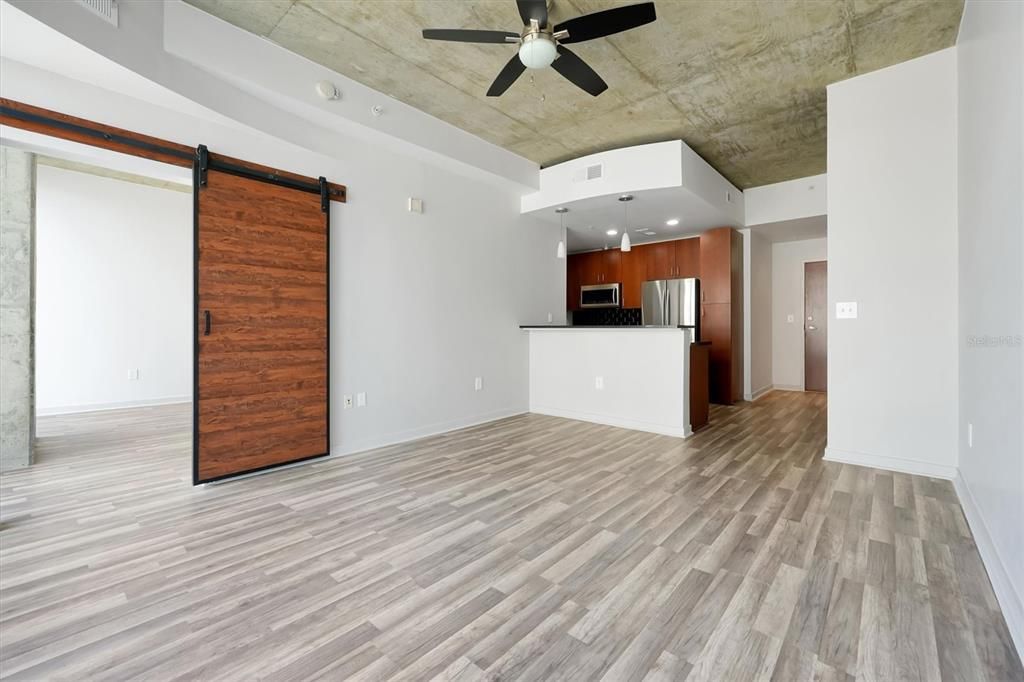 For Sale: $219,999 (1 beds, 1 baths, 715 Square Feet)