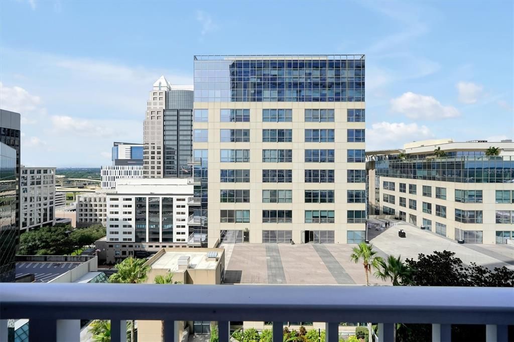 For Sale: $219,999 (1 beds, 1 baths, 715 Square Feet)