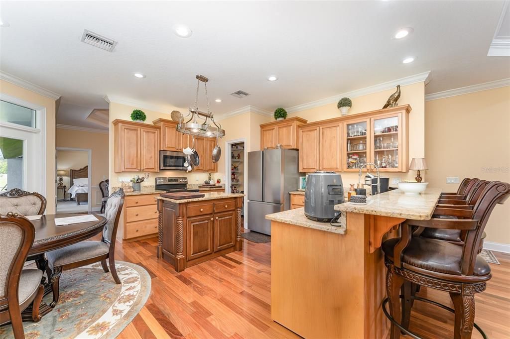 合同活跃: $515,000 (4 贝兹, 2 浴室, 2309 平方英尺)